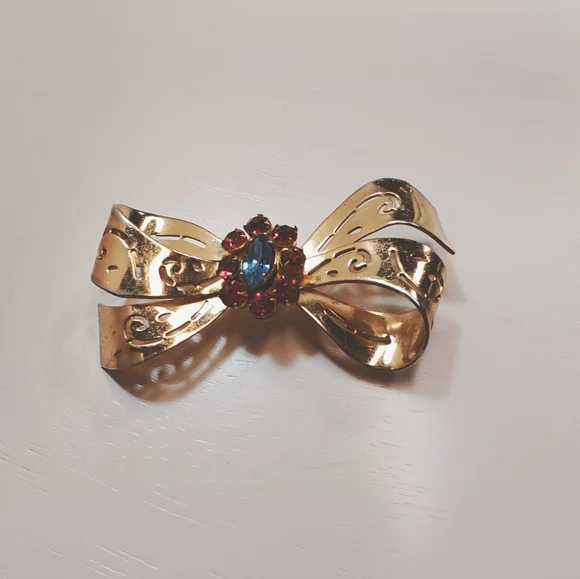 CORO Metalcut Gold Tone Ribbon Brooch w/Rhinestones Center Vintage - Picture 3 of 5